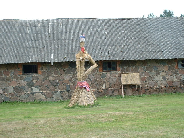 Straw statue - Alatskivi