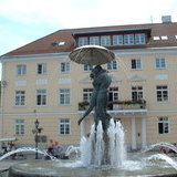Kiss statue, Tartu town square